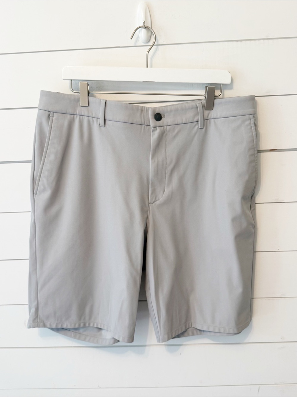 johnnie-O PREP-FORMANCE Men's Golf Shorts Gray Size 38 Flat Front Stretch Chino